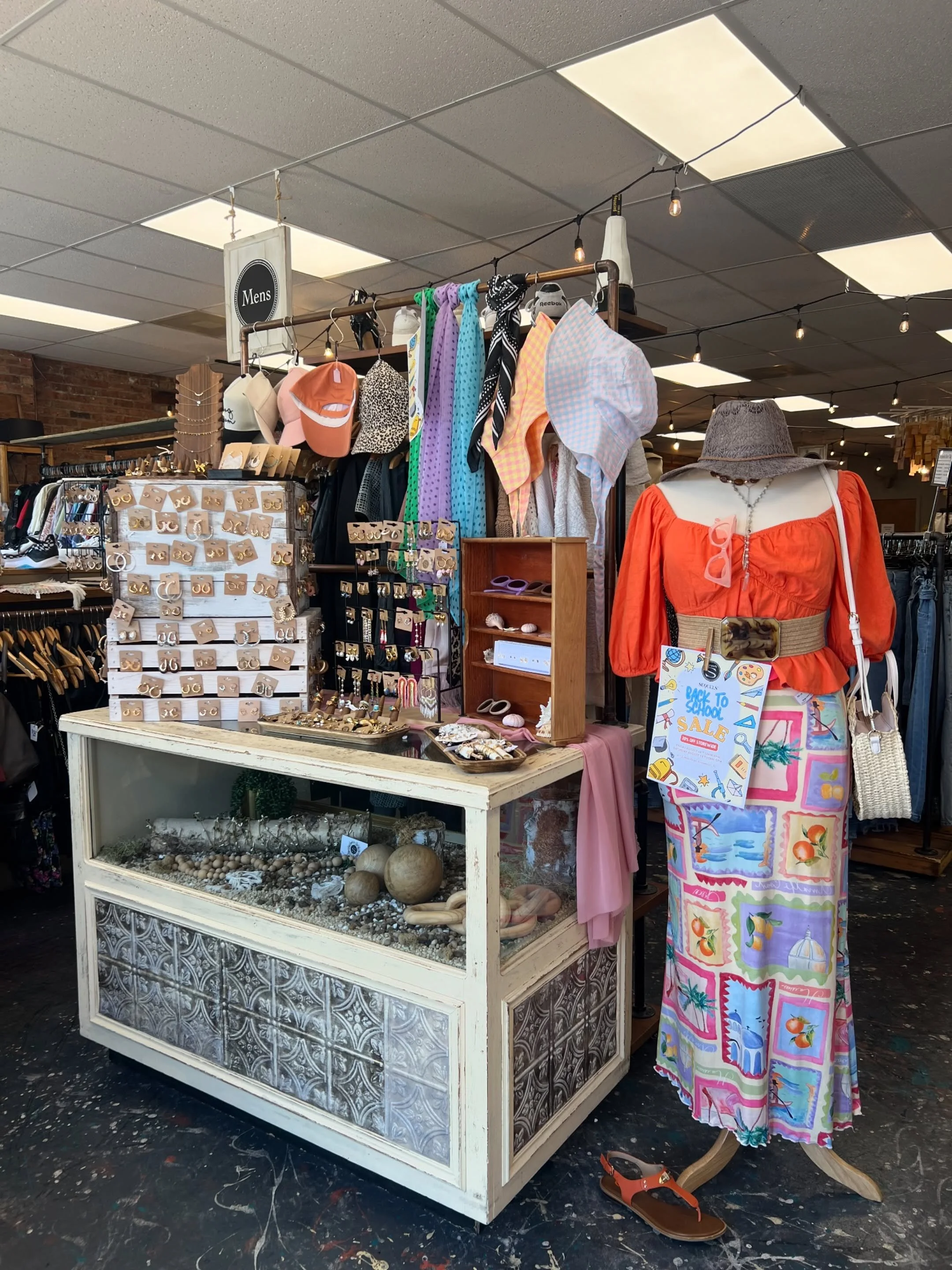 Happy Monday!⭐️

Whether you&rsquo;re bringing in fall consignment or in the shopping mood, we&rsquo;ll be open from 10-6 today!