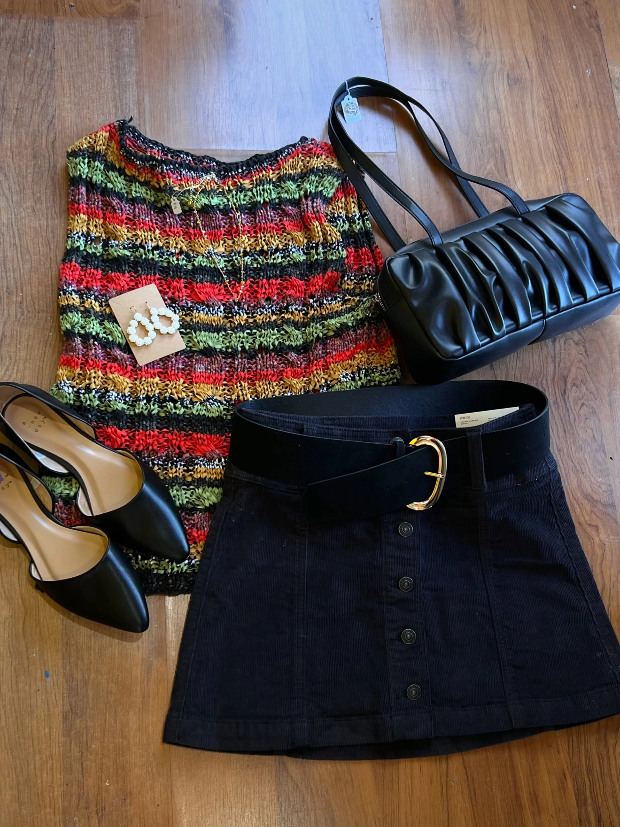 Back-to-school is in full swing!⭐️

Whether you need an outfit for teaching or outfits for class, we have you covered!🍎

Stop in and find all of your favorites today!

Outfit Details🙌
&bull; Top (Large)-$29.99
&bull; Skirt (size 4)-$19.99
&bull; Sh