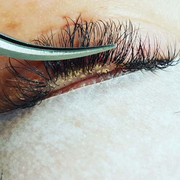 dirty-eyelash-extensions.jpg