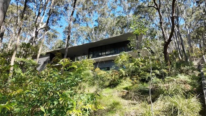 Located on Ku-ring-gai Country, Pretty Beach House is a measured response to a sensitive site, home to the endangered spotted gum ecological community and bordered by Bouddi National Park.

The project responds to particular site constraints such as 