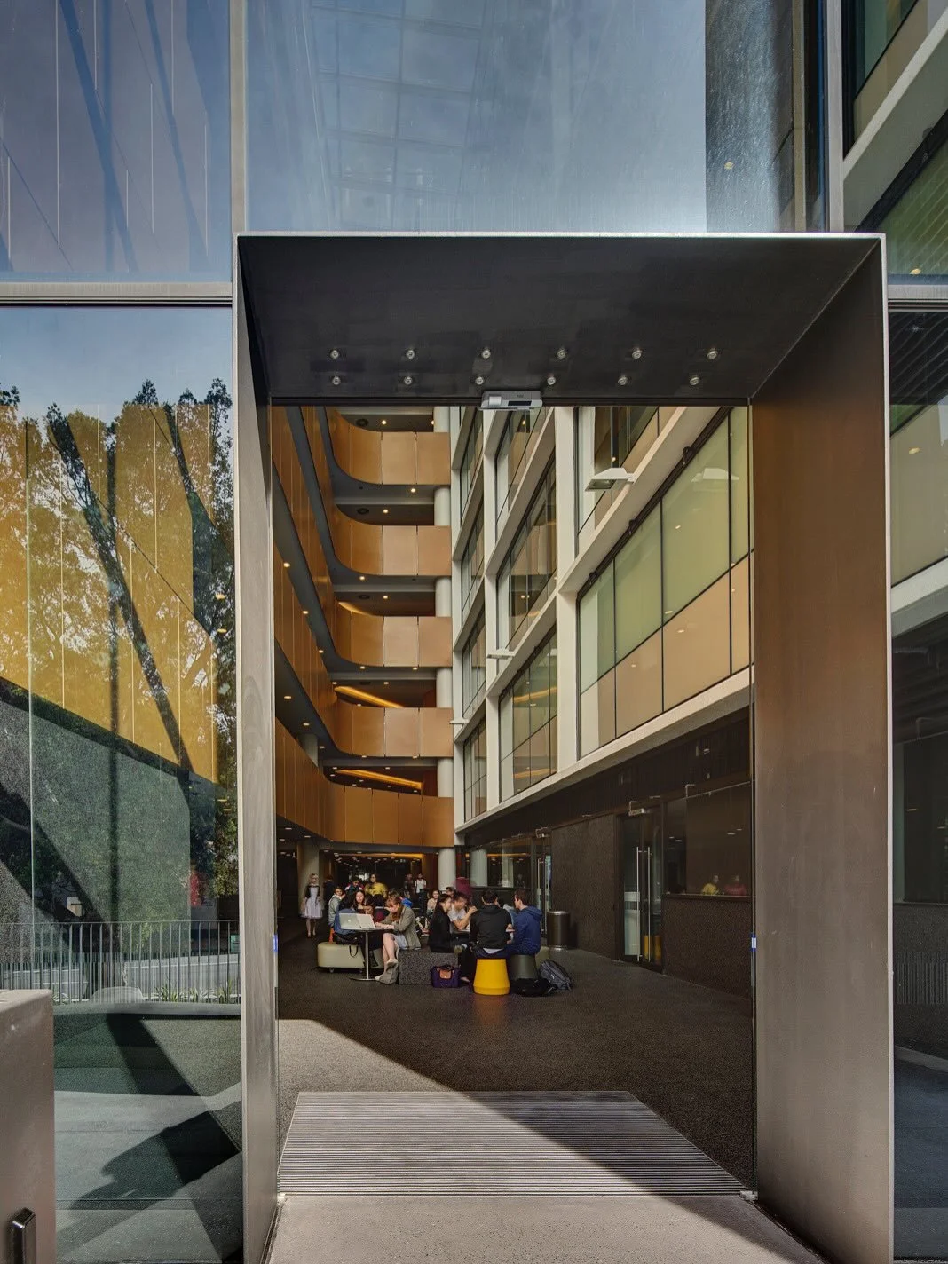Located on Bedegal Country, the Wallace Wurth Redevelopment for @lendlease and @UNSW, delivered in collaboration with @wilsonarchitects.au , expands the biomedical research precinct through a major refurbishment and a six-storey laboratory wing.

The