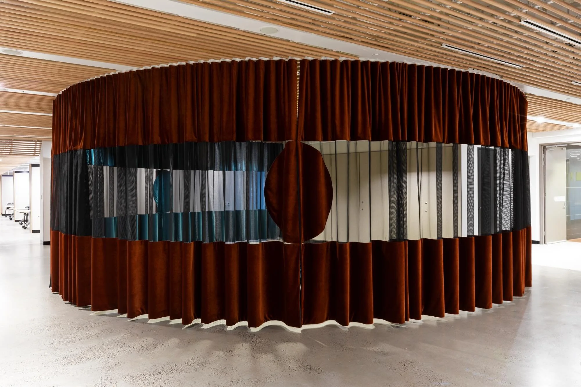 Located on Gadigal Country, the refurbishment of the @utsengage Deans Unit and Design Studio, accommodates 350 students within a series of adaptable studio pods formed by freestanding dividing walls and curtains, along a linear floorplate.

A central