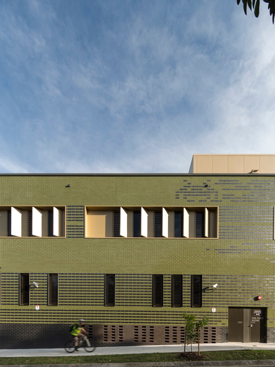 materials in mind.

two functions. two faces. one building.

Located on Yugambeh Country, the Helensvale Library and CCYC brings together a 2,400sqm library and 1,500sqm youth centre.

The building&rsquo;s dual function is reflected in the deliberate