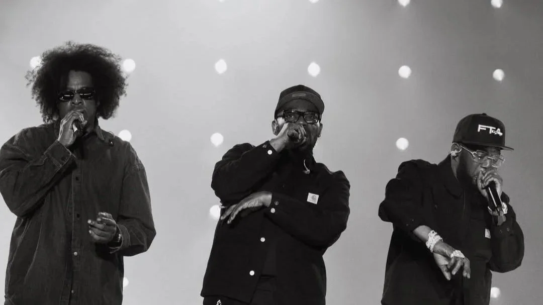 Jay-Z performance backed by The Roots, making the stage feel less like a nostalgia concert and more like a royal tribunal. Reports say the freestyle appeared to target several major names, including Drake, Nicki Minaj