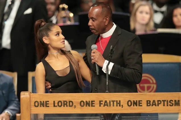 Bishop apologizes after unexpectedly touching Ariana Grande's breast