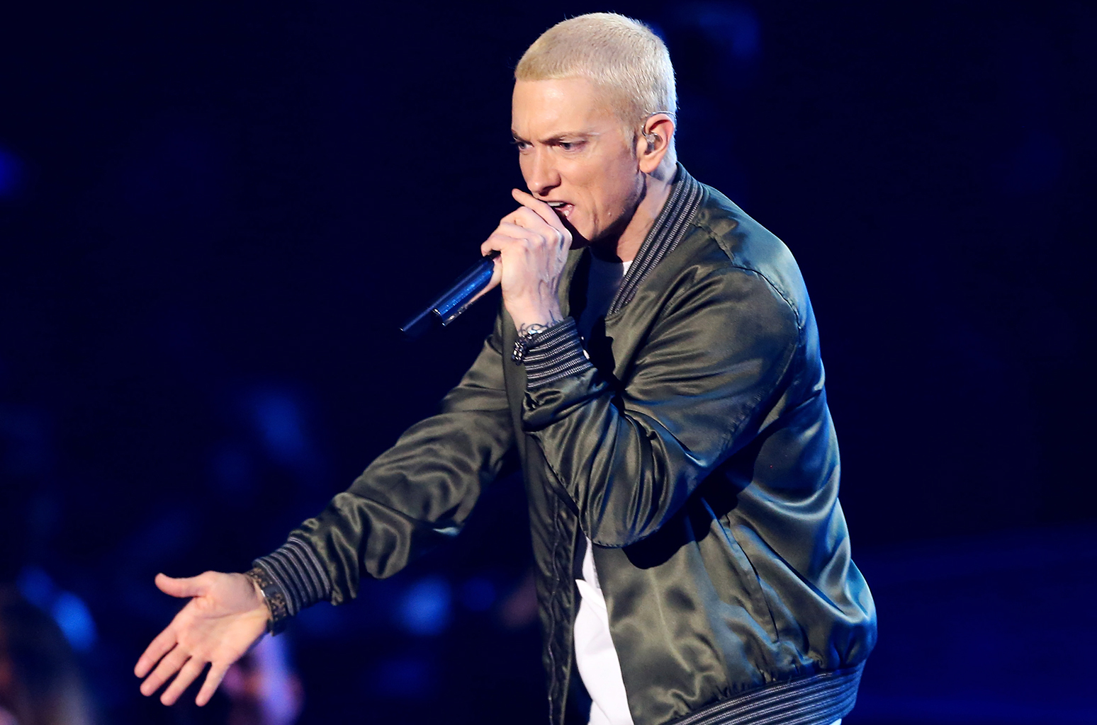 Eminem surprises his fans with a new album, "Kamikaze" 