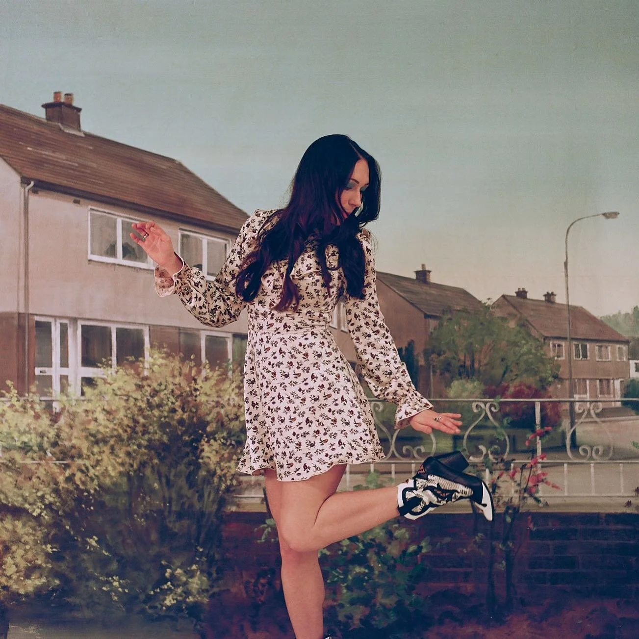 Acoustic pop singer and songwriter from the UK, Mabes, releases her new EP “Keeping the Noise Down”