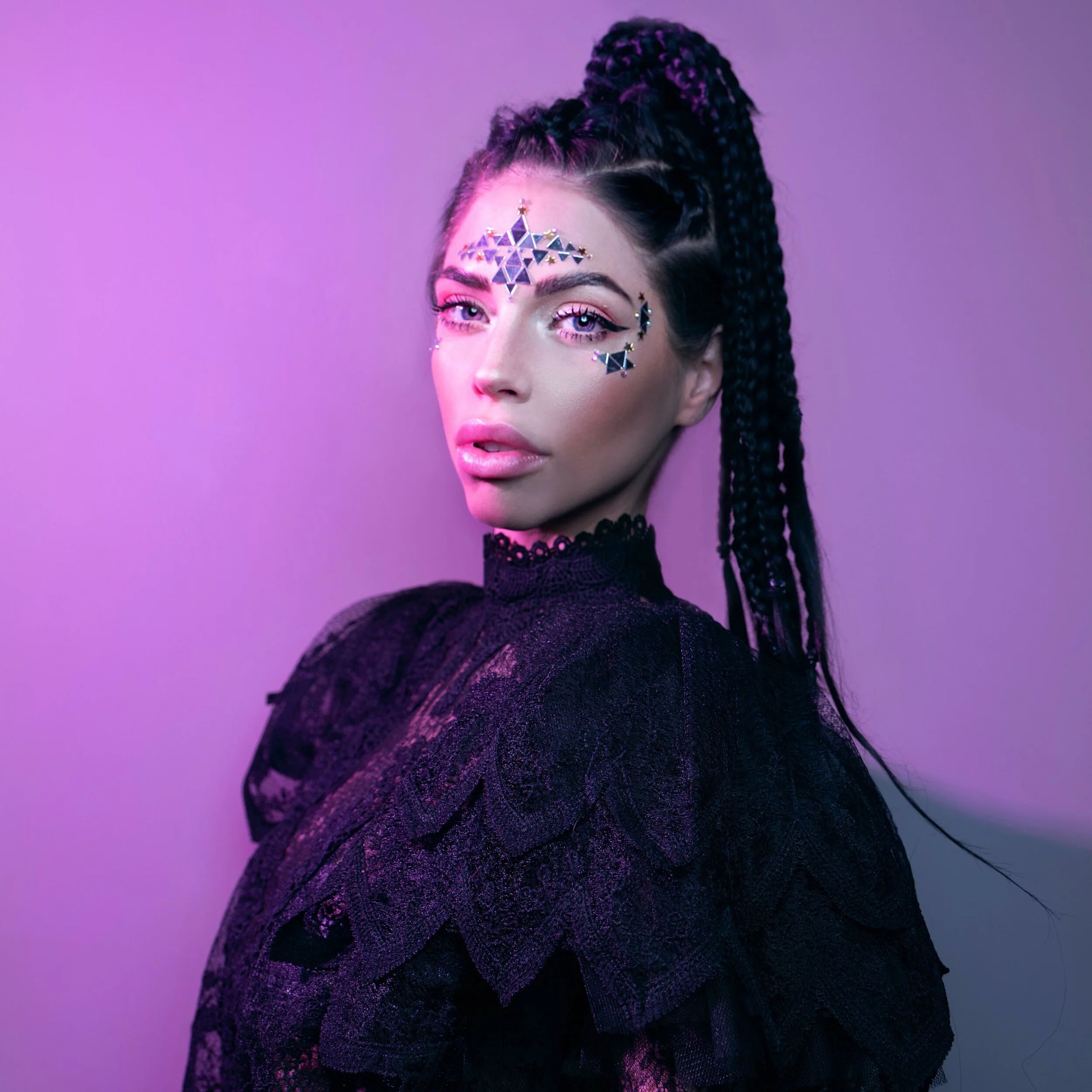 Caroline Roxy’s Electrifying New Single “Lose My Mind”