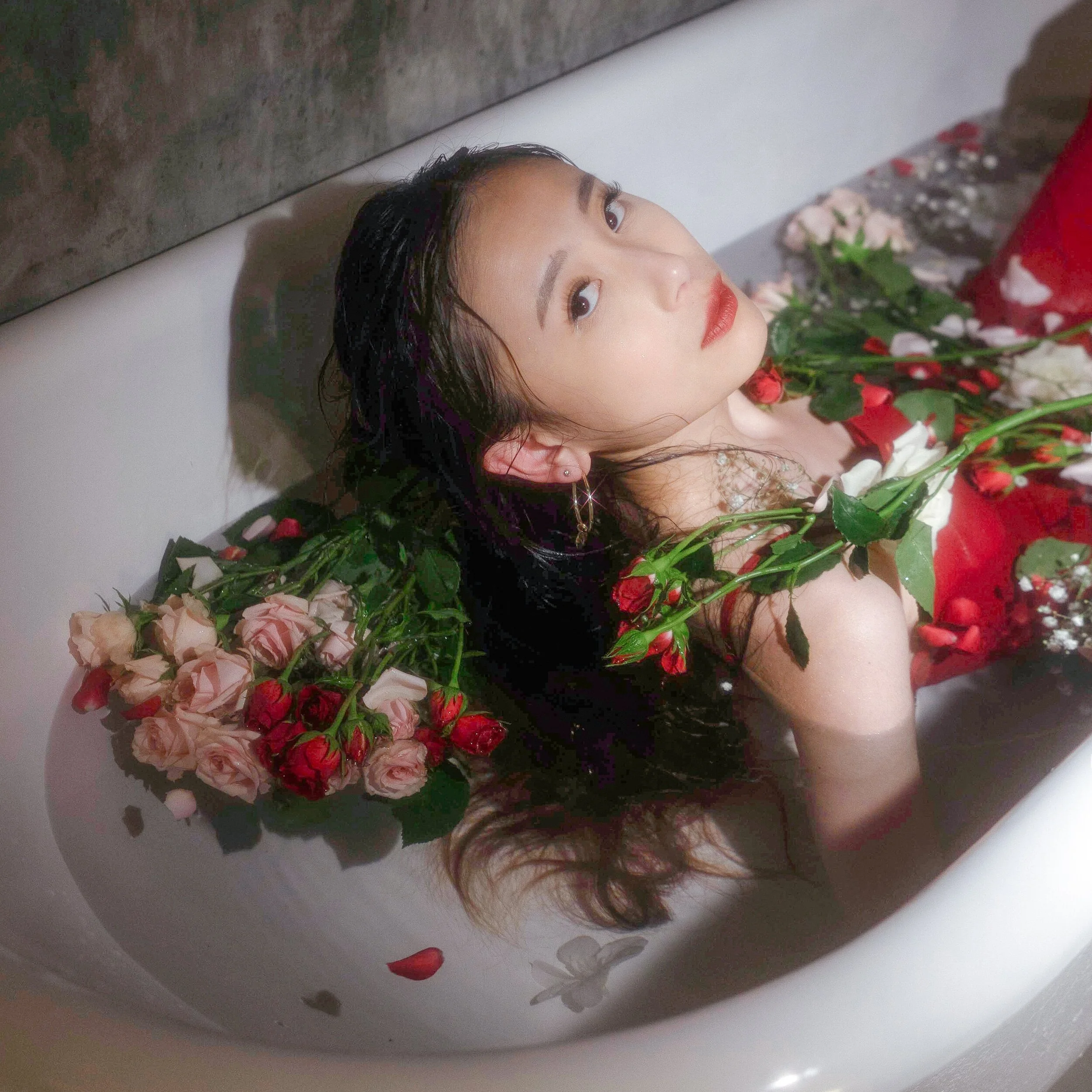 Tune into This bar-café Ambiance with Cindy Zhang’s Single “Run Away”