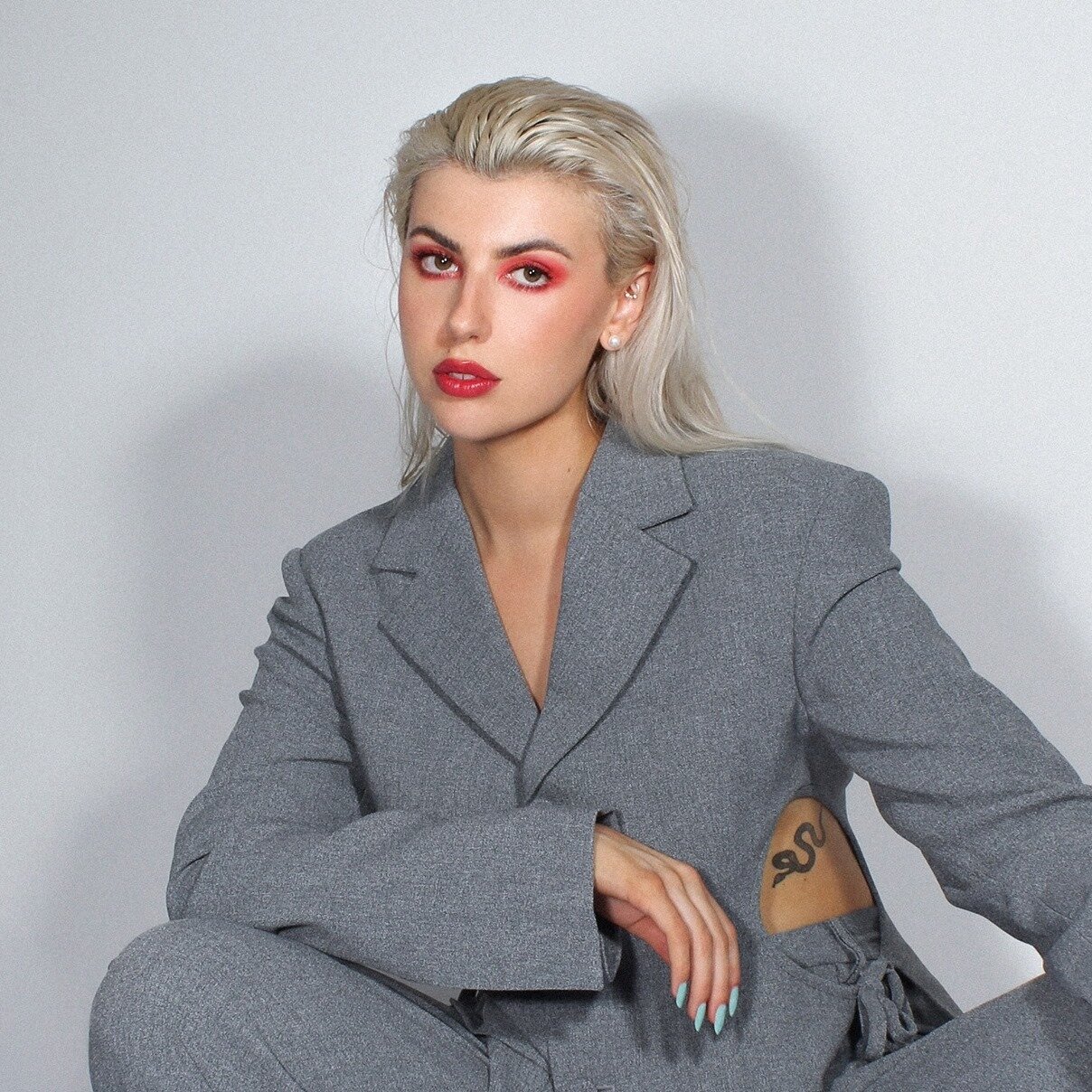 “Girls Should Be” Listening To SØLV’s Music