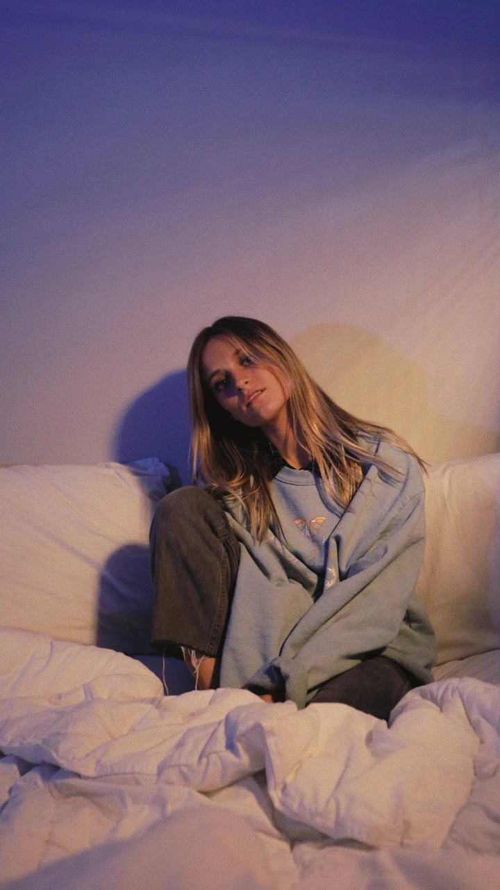 Rosie Darling Shares An Emotional New Track “Heavy”