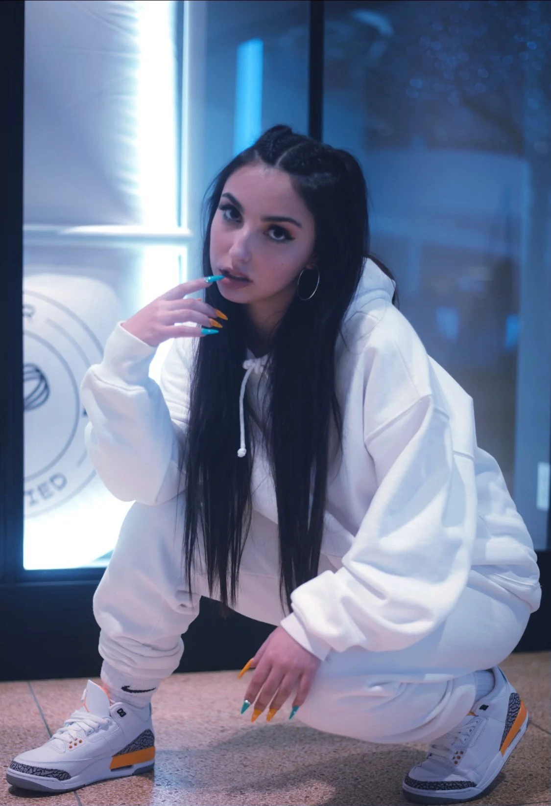 Canadian Singer-Songwriter Alicia Lov Embarks Us On A “Magnetic” Journey