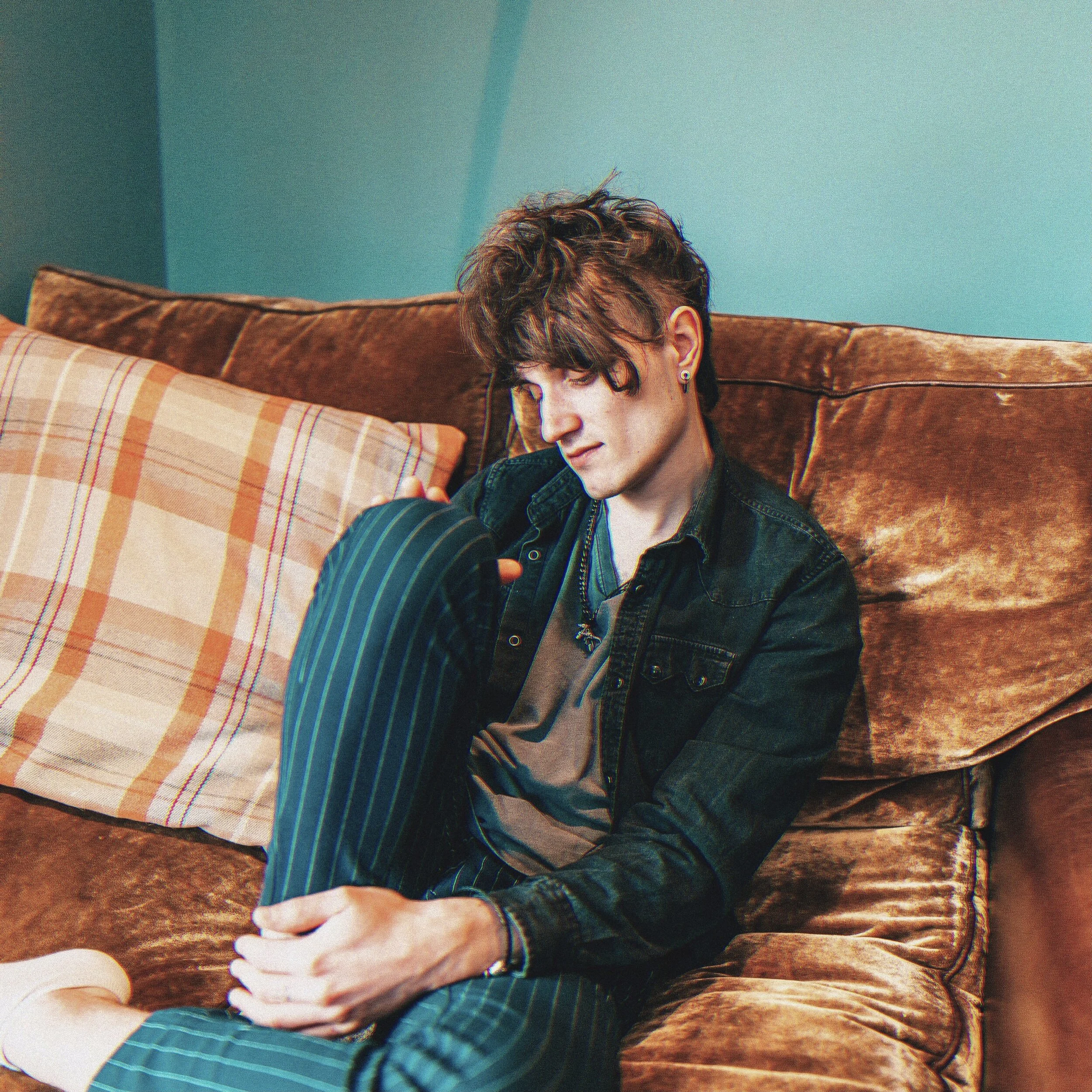 Check Out Isaac Anderson’s Colourful Single “Light Me In Red”