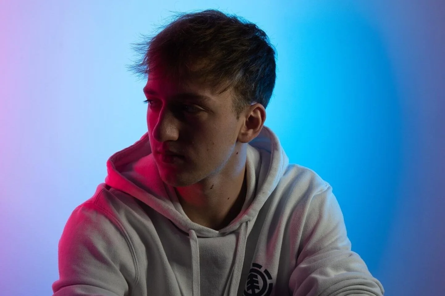 Intense and yet gentle music experience with "Fake Love" by Clide