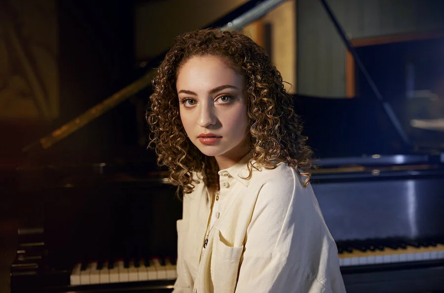 Listen To Canadian R&amp;B At Its Finest In Avery Raquel's Latest Track Hopeless 