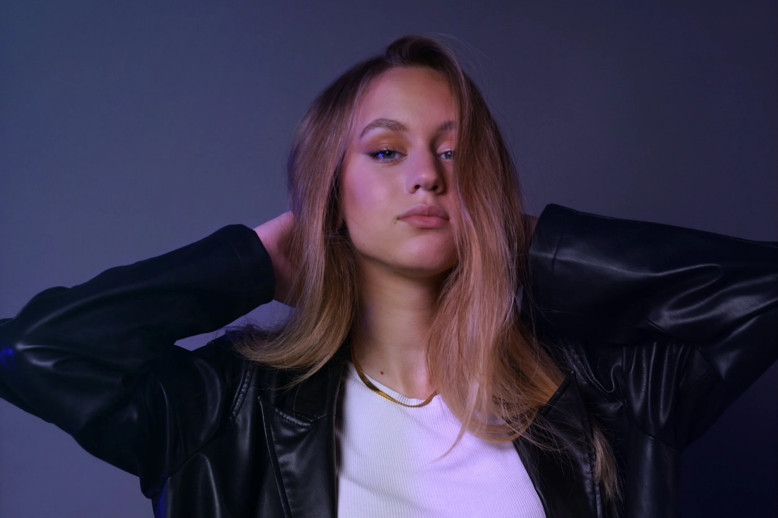 Don't stress out and follow the vibe with "Don't Care" by Amy Lensson 