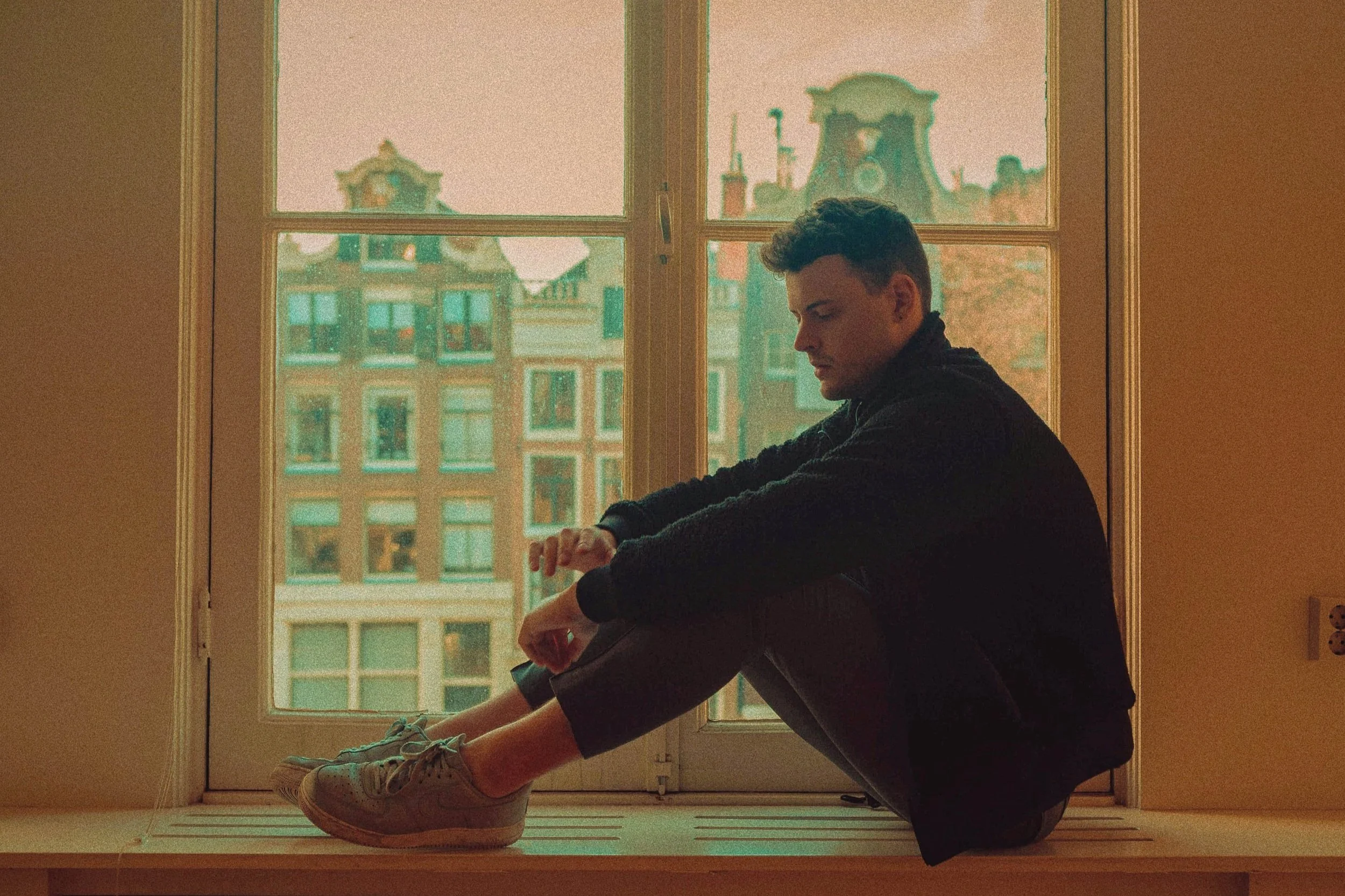 Turn your light on with Euan Allison "Lights Off", a fluffy piano and a heartfelt voice