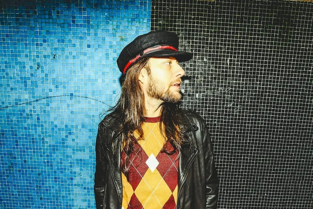 Let yourself be enchanted by Ben Ales's neo-soul guitar "SHE DON'T (AWAY FROM YOU)"
