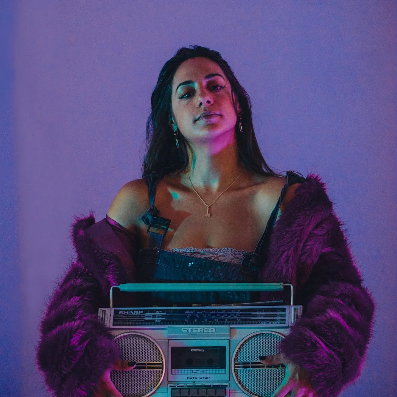 The language Barrier Won’t Stop You From Enjoying The Gracious Vibe From Israeli Artist ECHO’s Single “עפה עליך“ (Ft. Ofiri)