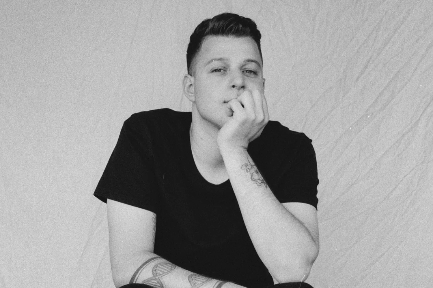 The snowflakes fall softly and the emotion is born at each of its tremolo, Dylan Dunlap "Stupid Me"