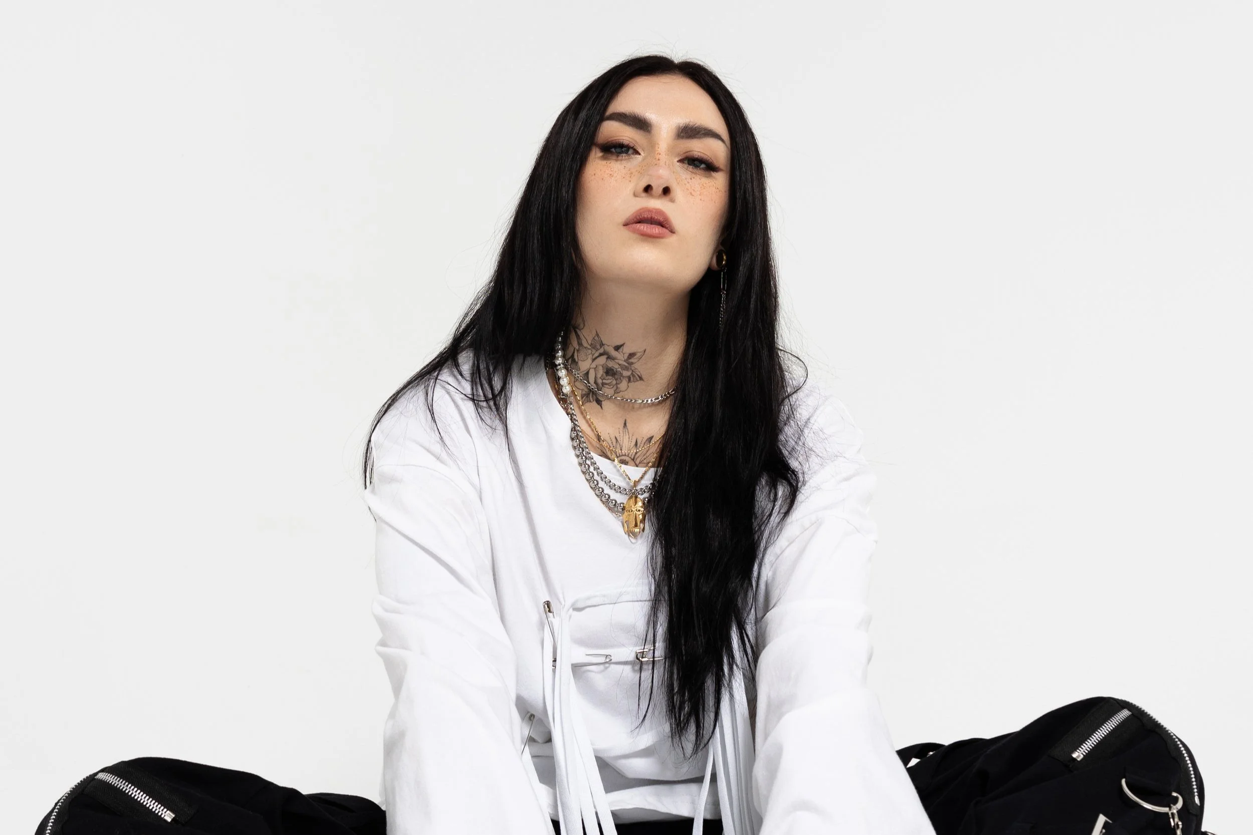 A monster presence, this alien grunge dreamy-pop sounds is a must, Vi "Dead To You"