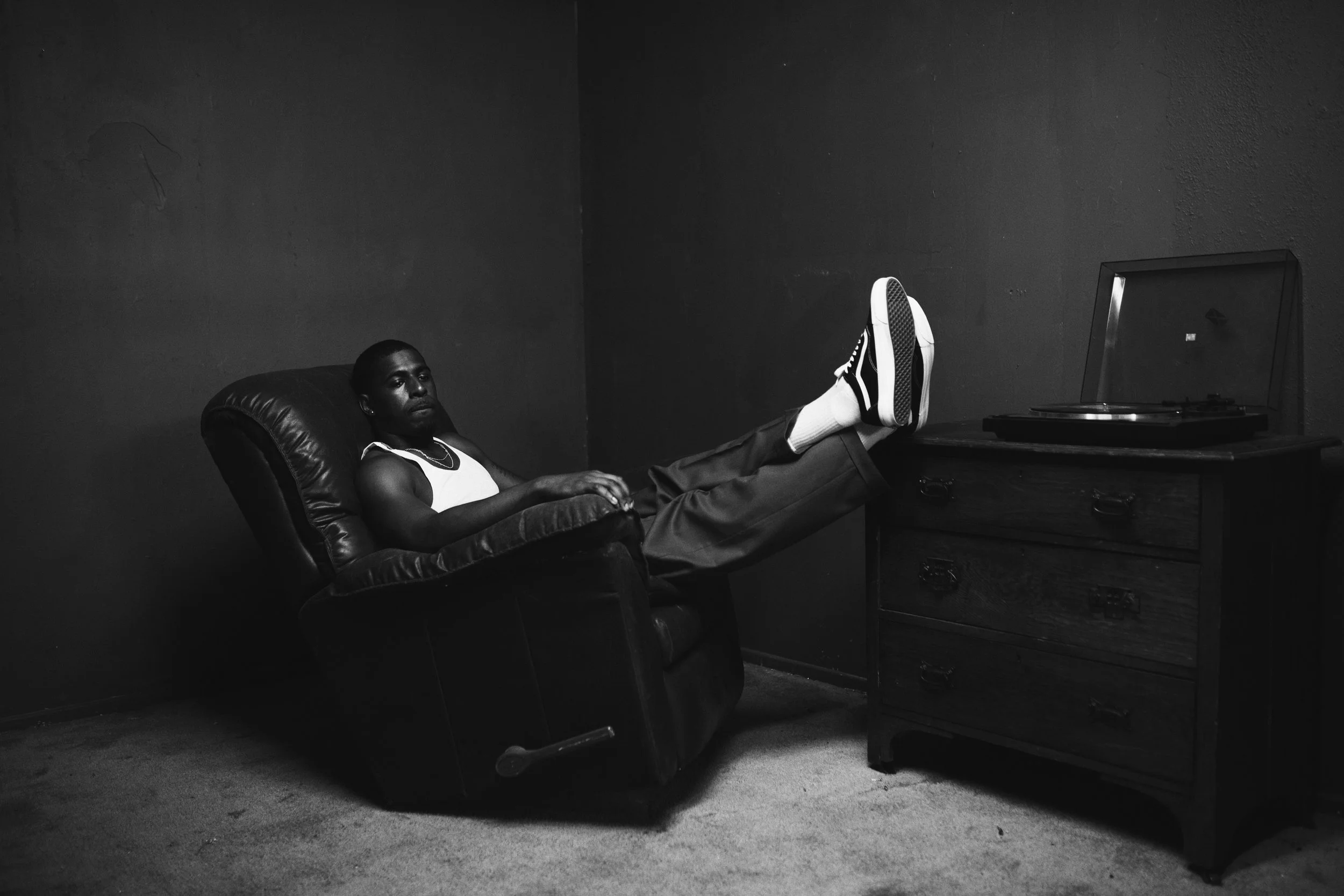 Khamari's Heartbreaking Ballad “Tell Me”: A Captivating Ode to Love and Loss