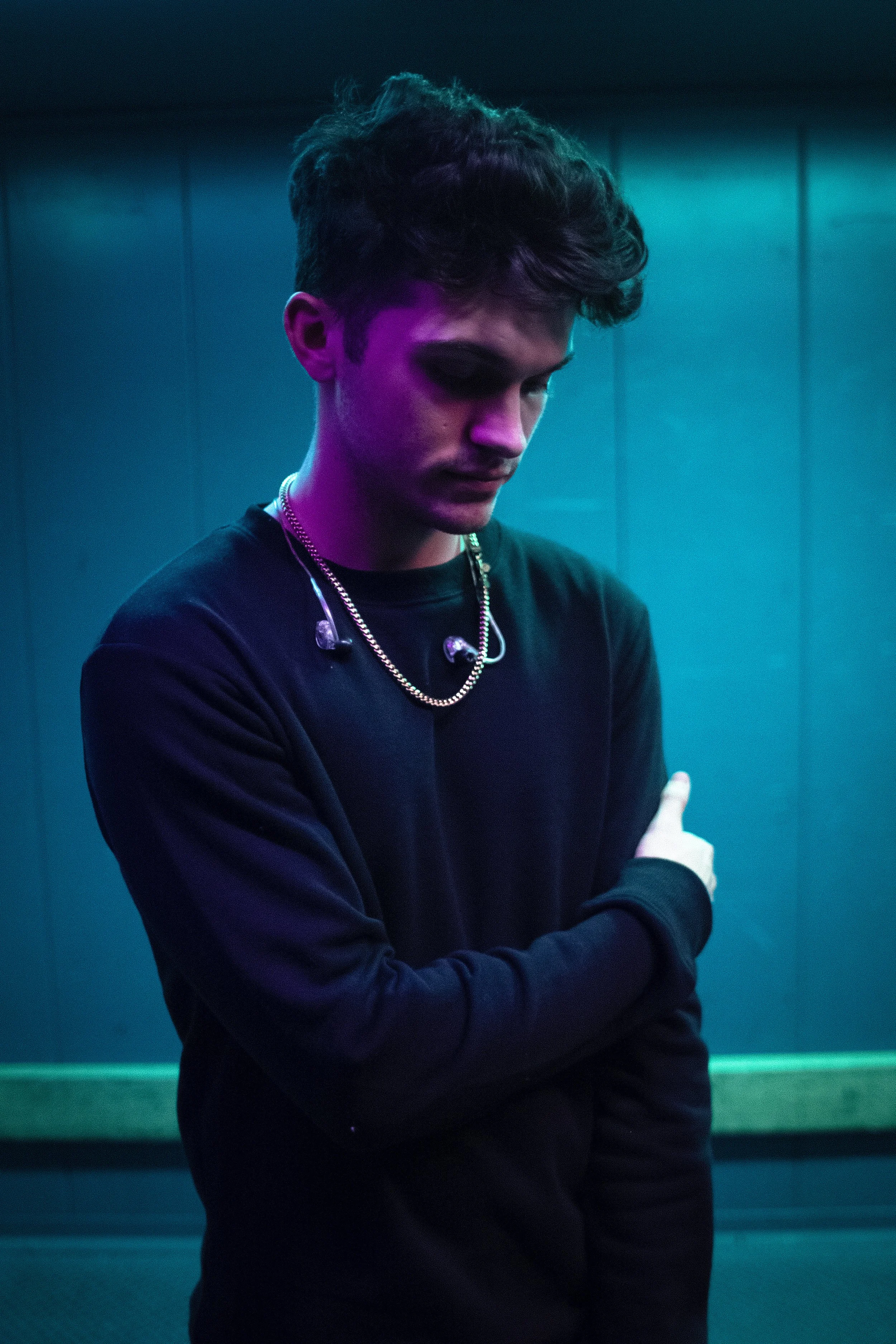 Wine-Colored Dreams &amp; Golden Tones — A Journey Through Chris Bloom's Single “Back To Me”