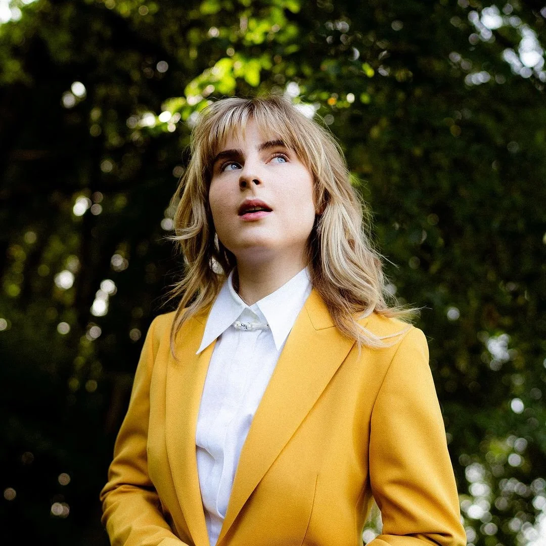 Whispers in the Silence — Mary Middlefield's "Heart's Desire" Confronts Shadows with Song
