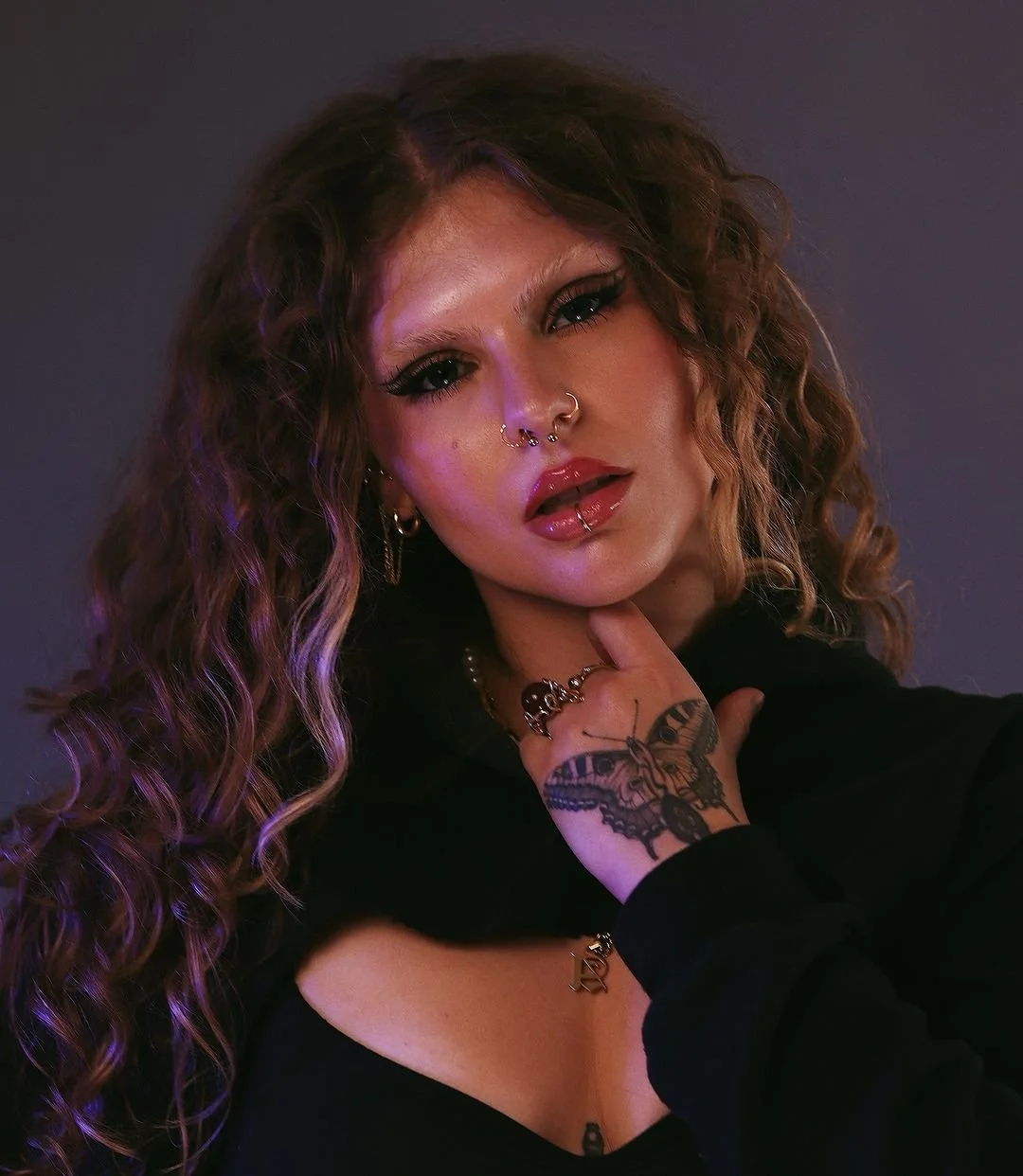 Canadian Artist Alexis Lynn Captures Long-Distance Yearning with Soulful Elegance in “Pause”