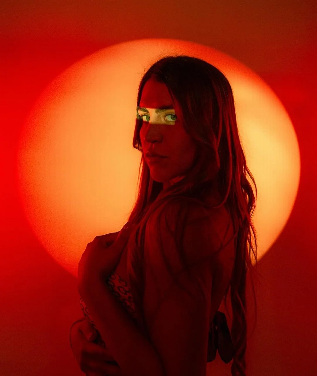 Peruvian Artist Hanna Celebrates Life's Fleeting Joys with Exuberant Energy in “Momentos”