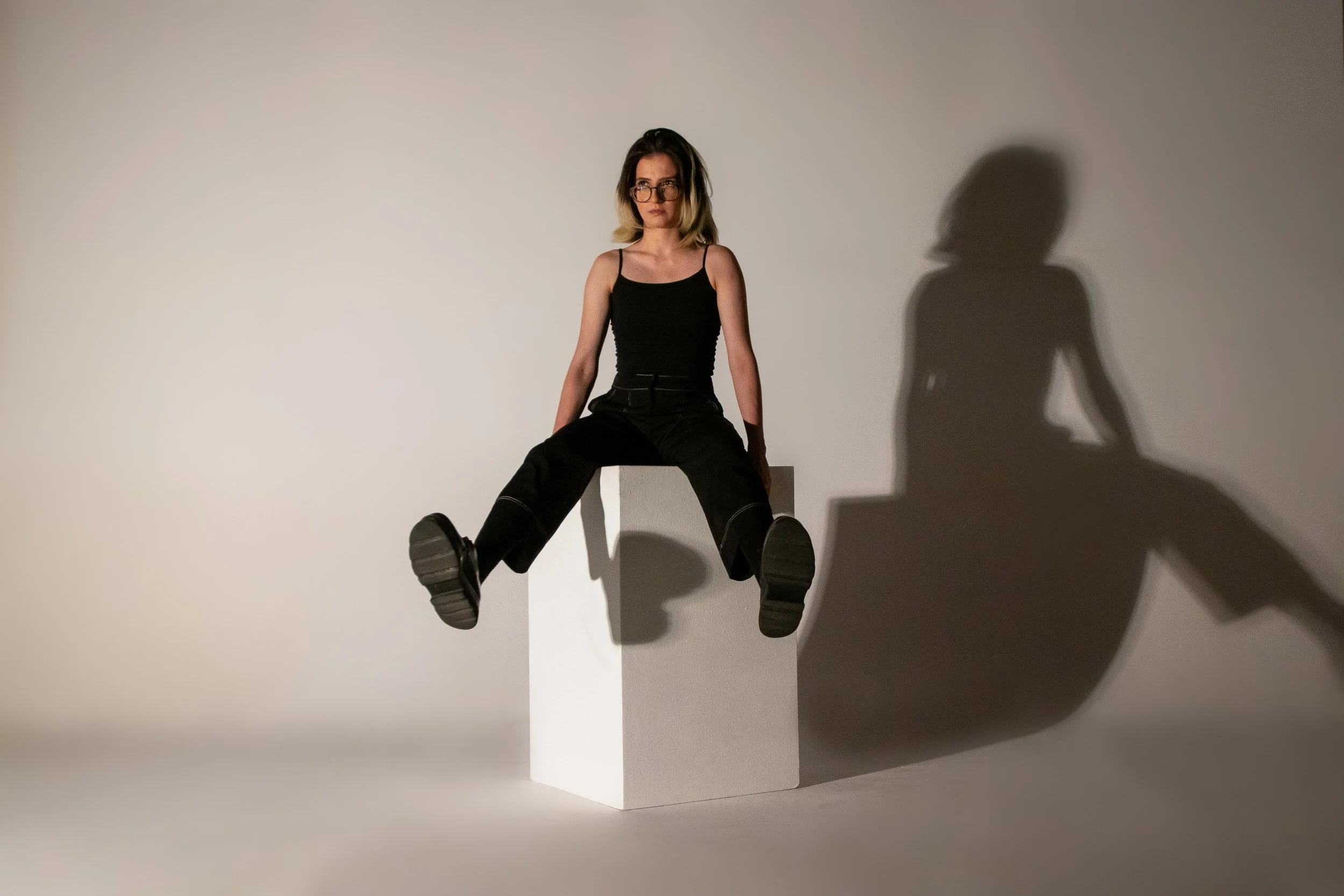 EP Review | Indie Pop Artist Sarah Meyz’s “Things That They Don’t Know” EP quietly unravels fragile truths.