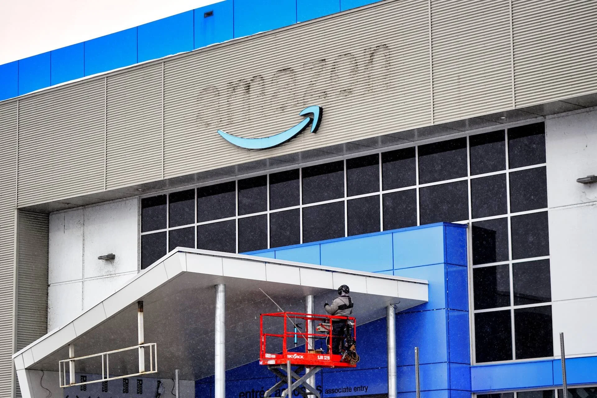 Amazon’s Quebec Exit: Delivery Delays, Idle Warehouses, and a Brewing Labour Dispute