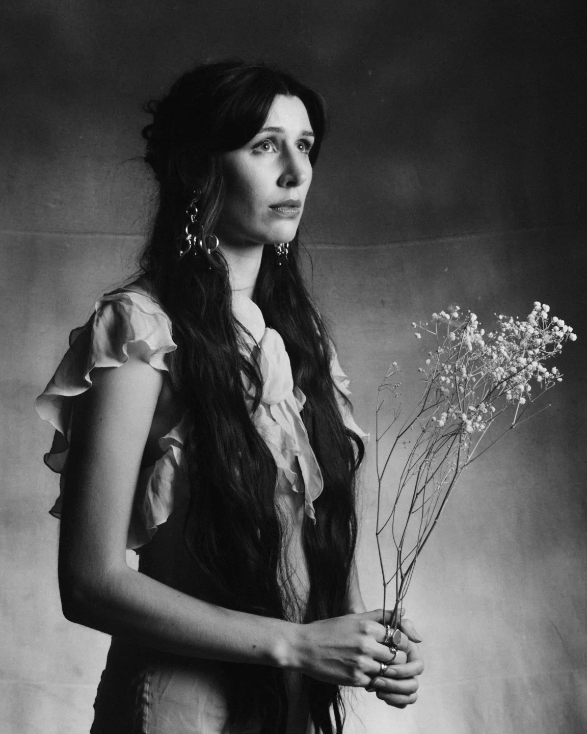 Ormella’s Song “The Lamb and The Shepherd” Captures Fragile Beauty in a Haunting Indie-Folk Reverie