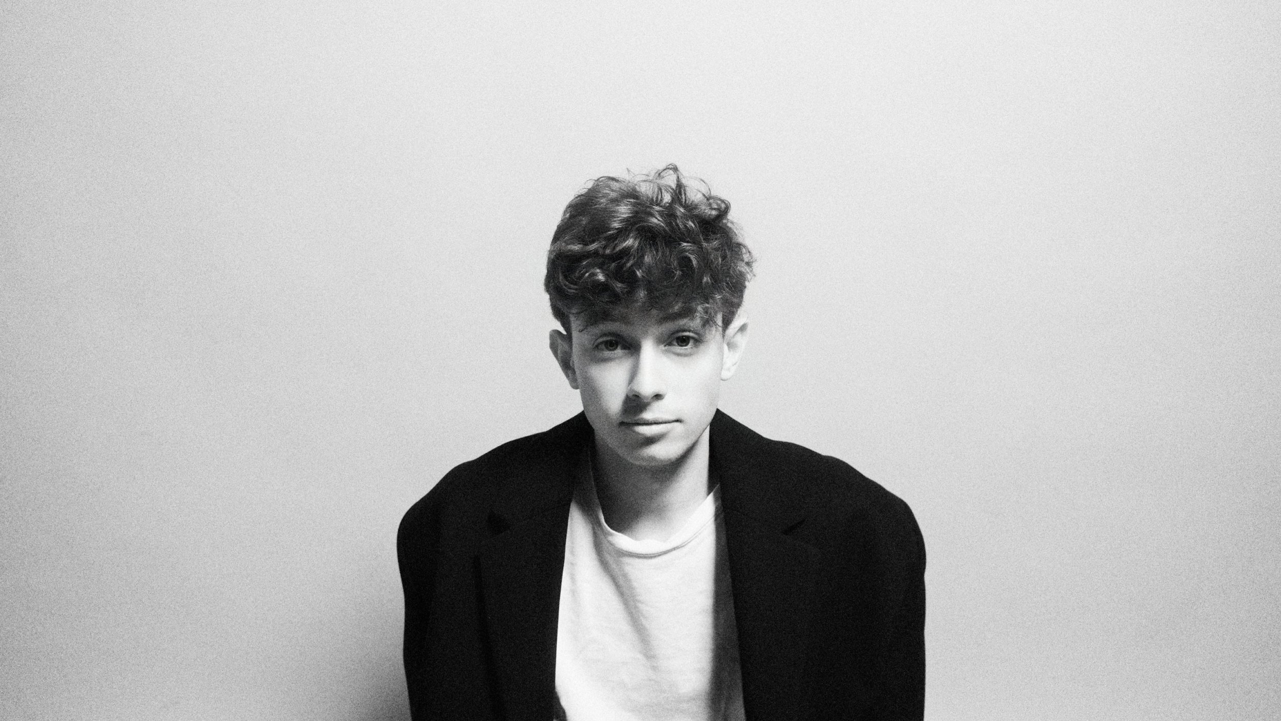 Thoughty Blends Neon Nostalgia and Existential Pop-Rap in Dazzling Debut EP “Outta Love”