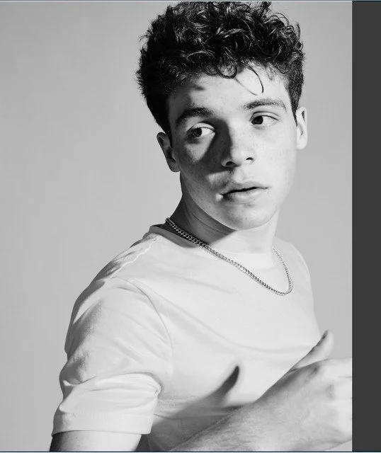 Eli Golden Soars with Pop-Rock Confidence in “Not Coming Down”