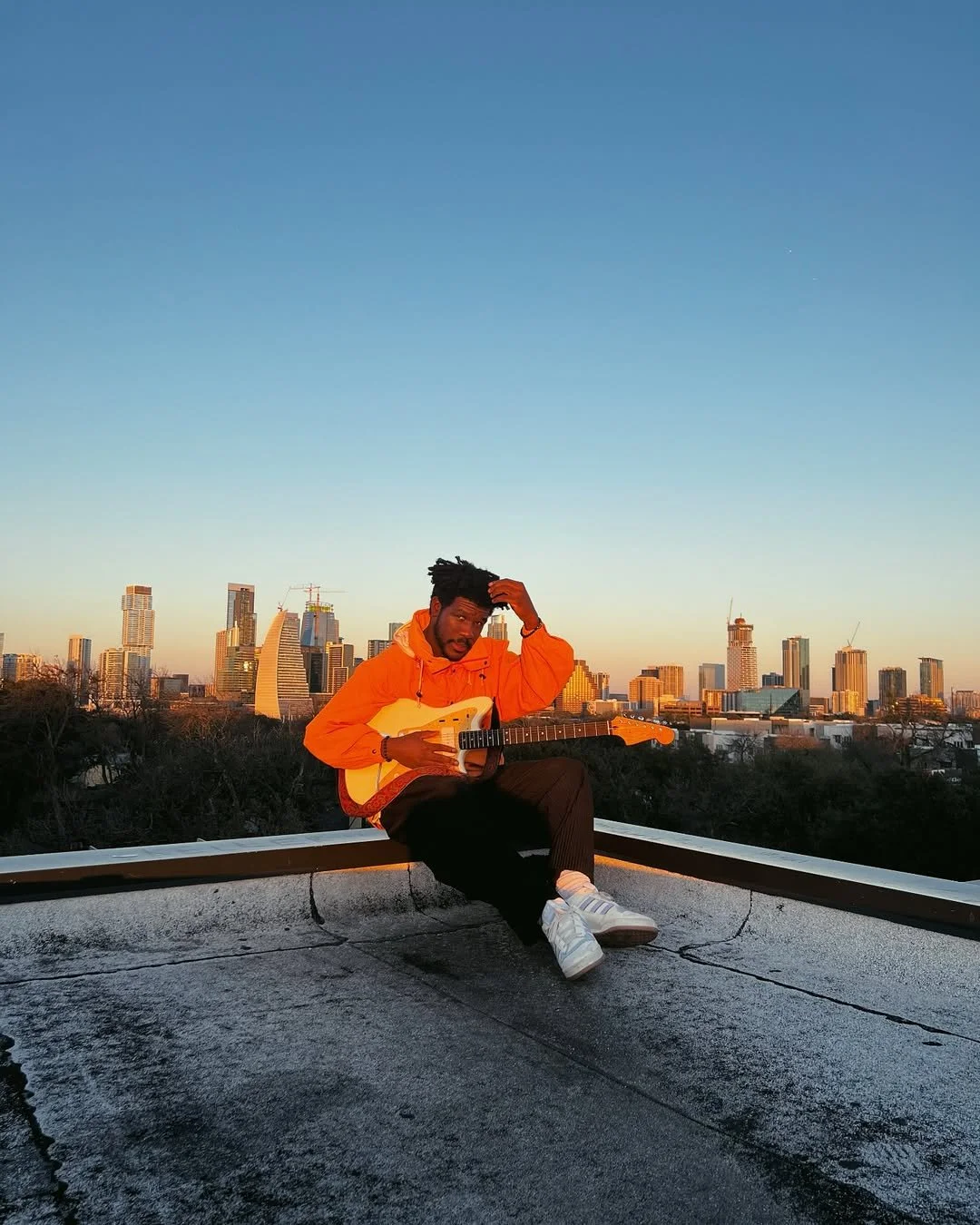 Jony Shelby Turns Travel Disruption into Soulful Reflection with “london//layover”