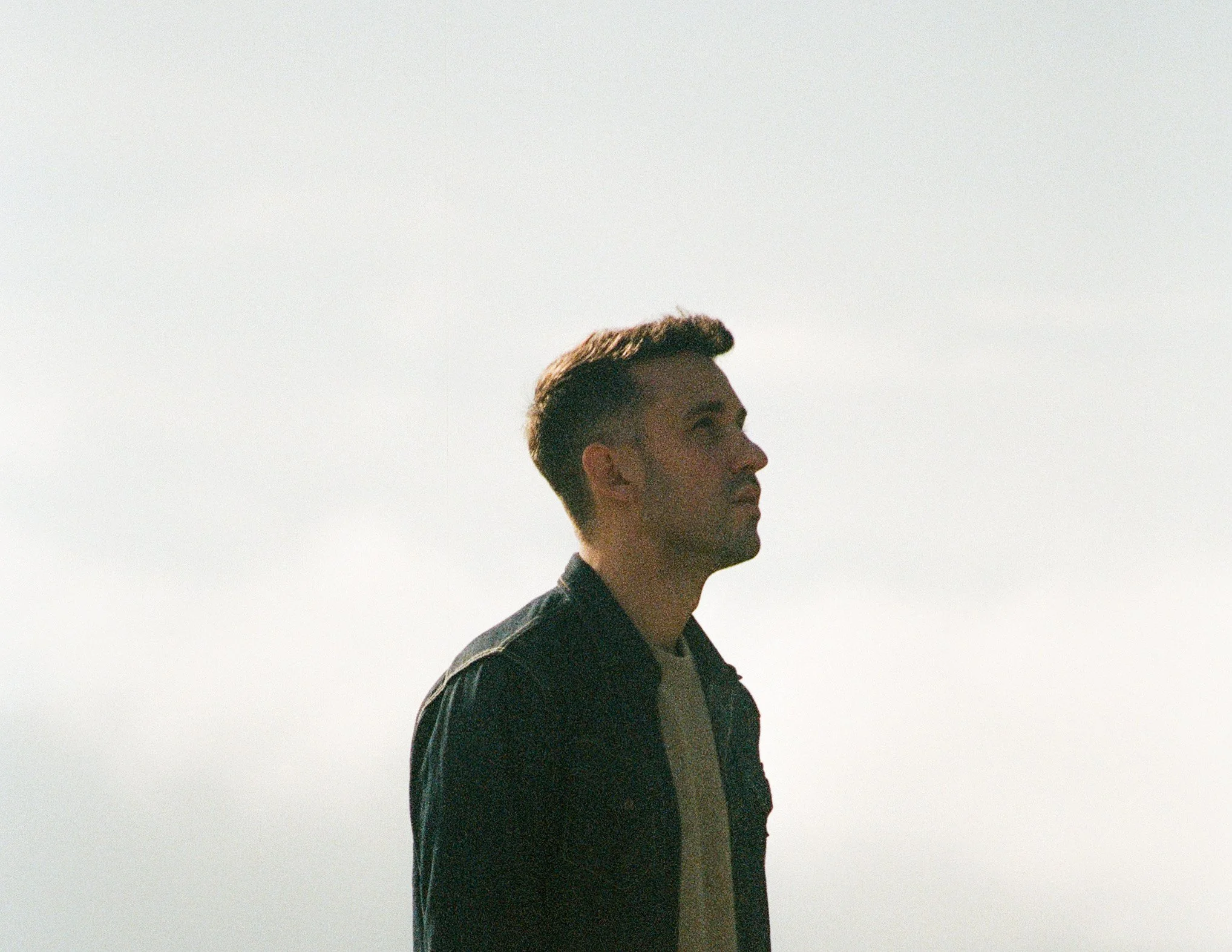 [EP] — Plàsi Charts a Tender Sonic Pilgrimage on "Camino", Weaving Alt-Folk Intimacy with Expansive Elegance