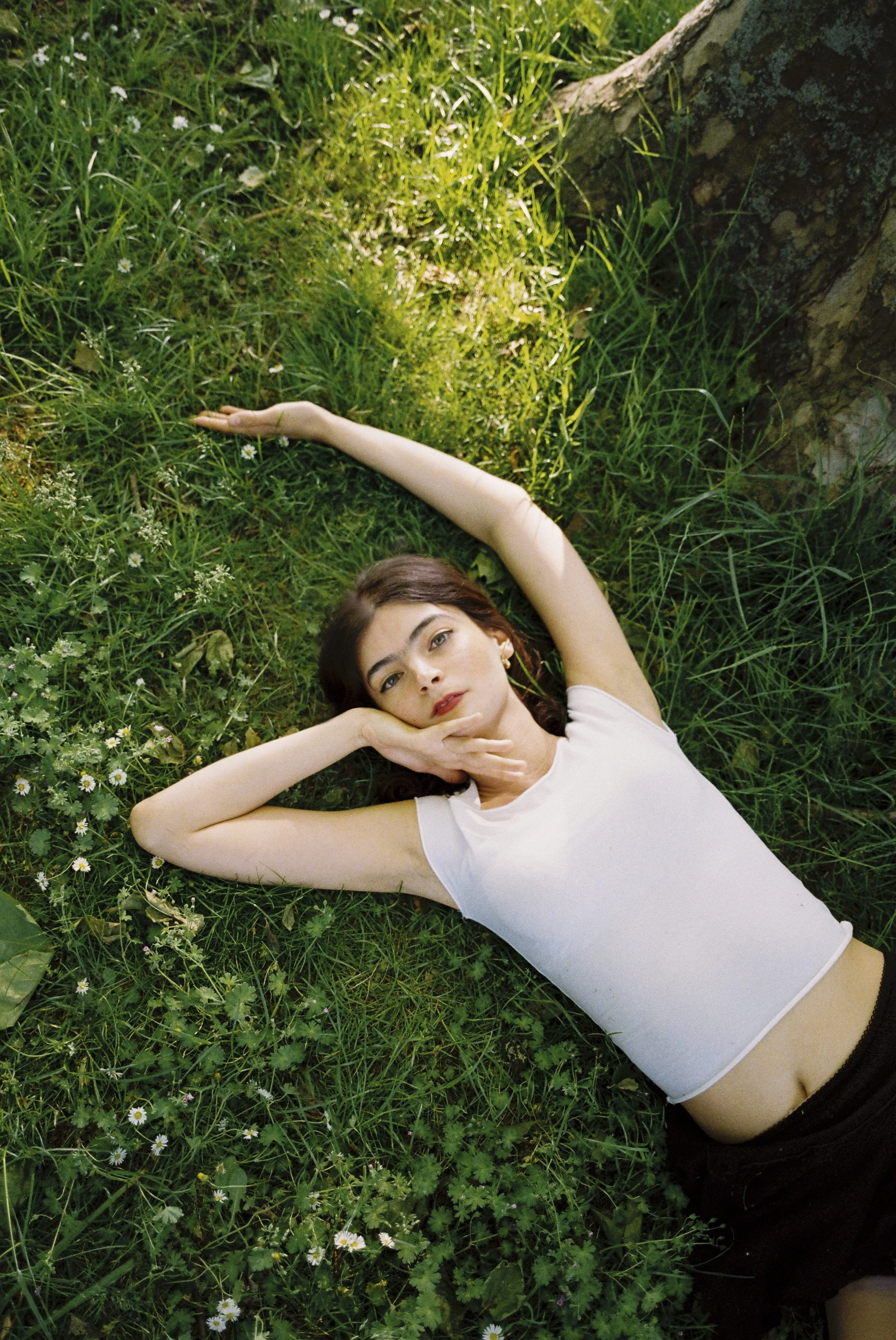 Rainlights Captures Fragile Intimacy and Quiet Resilience on Luminous Indie-Folk Single “Somewhere”
