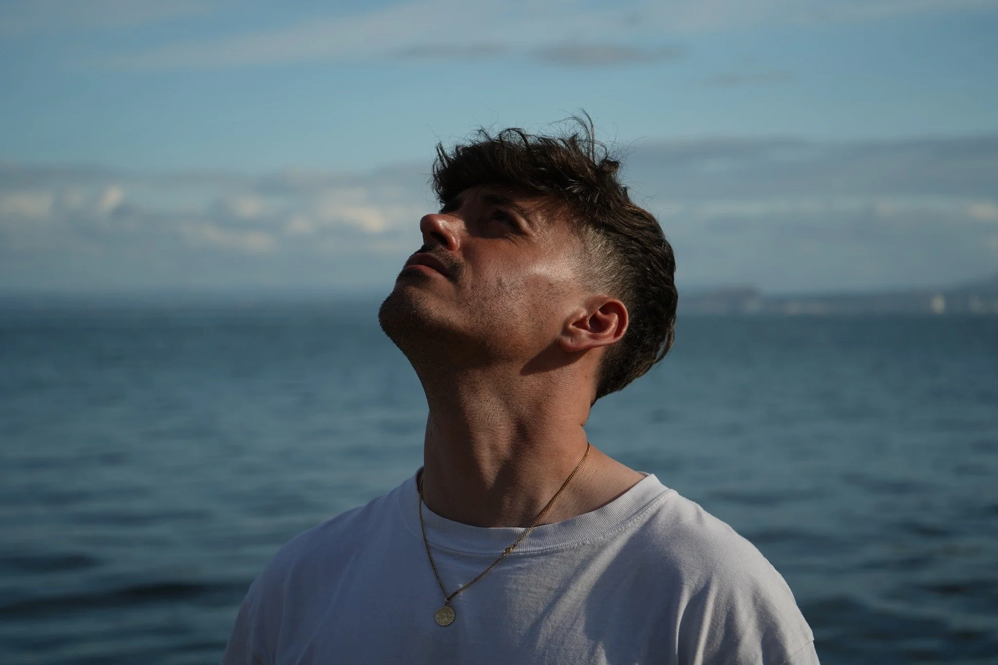 UK Singer-songwriter Billy Reekie Turns Heartbreak Cinematic on the soaring single “Easier.”