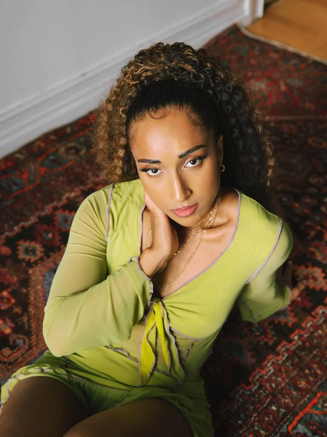 Akuvi draws a velvet boundary on “Let Me Know,” a Rhodes-lit alt/indie R&amp;B exhale built for calm clarity.