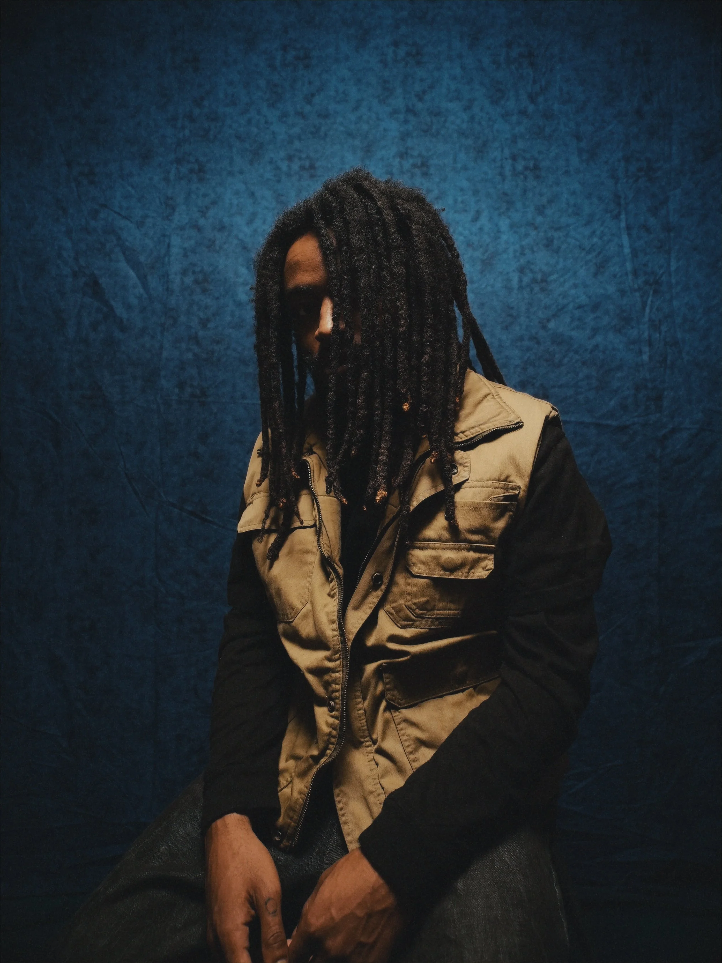 Khi Infinite opens the door to accountability on “HOUSE,” a calm, blueprint-bright single.