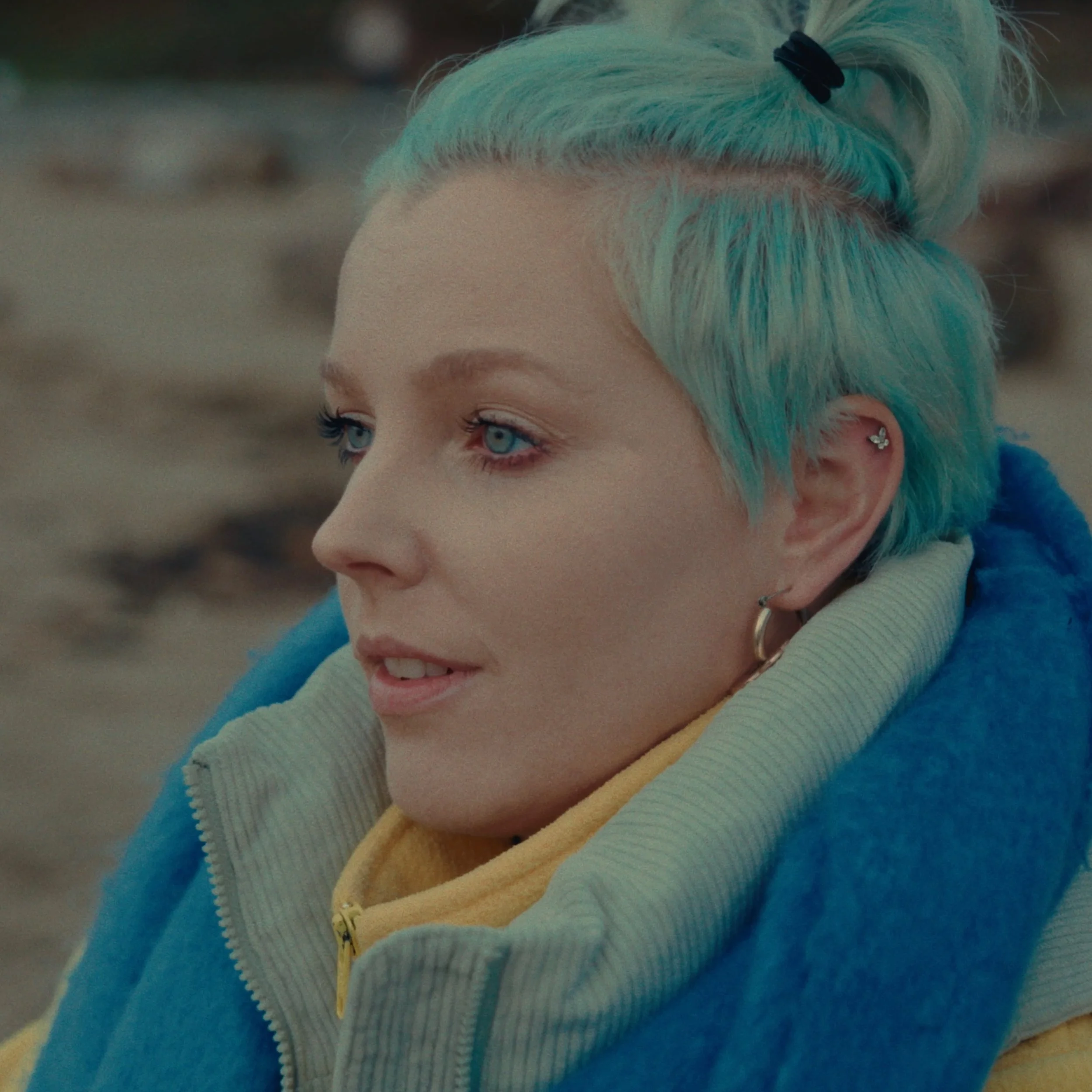 SIESKI turns winter hush into a hearth on “Close,” a piano-and-cello balm for chaotic weather.