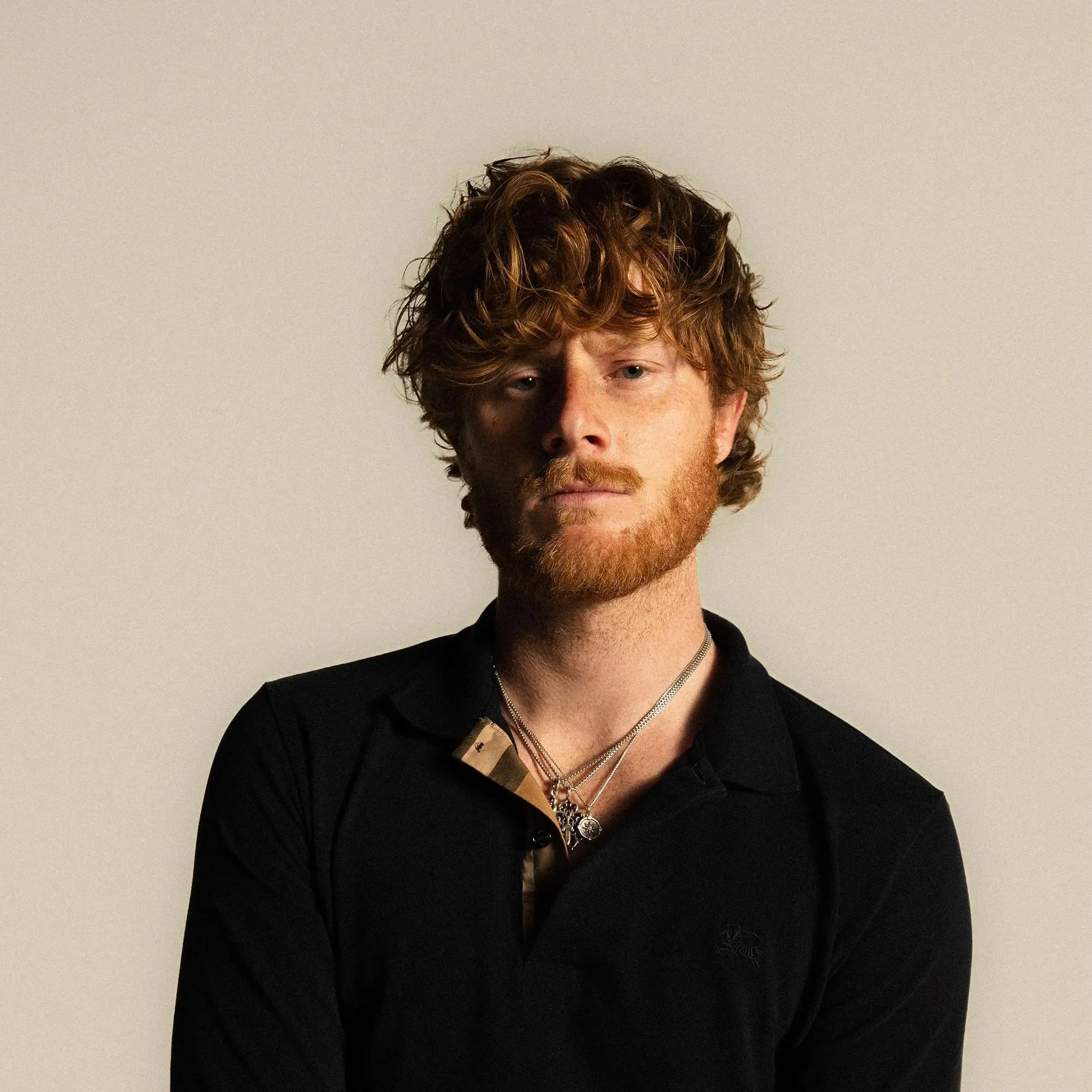 Matt Hansen Confronts Emotional Uncertainty with Power and Precision on “SOMEWHERE IN BETWEEN”