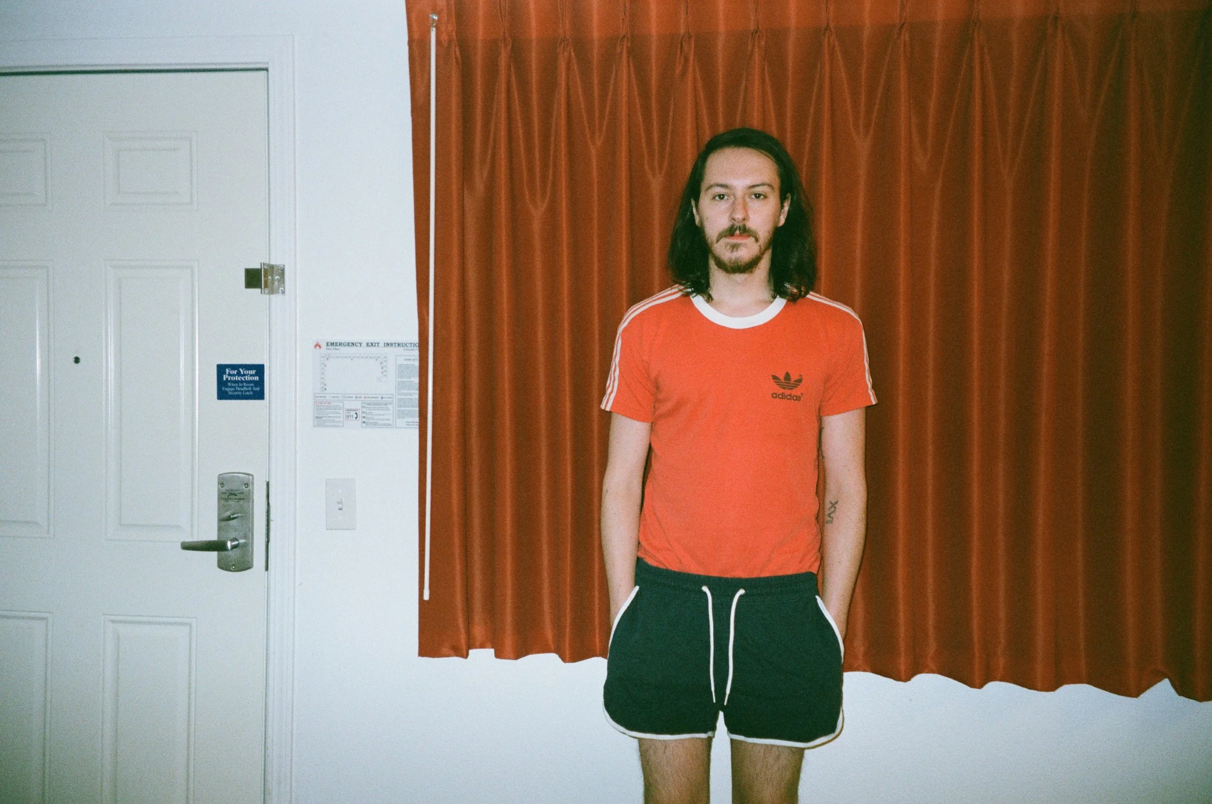 Steve Stout’s “waitin on mine” Pairs Plainspoken Folk With Quiet Emotional Resilience