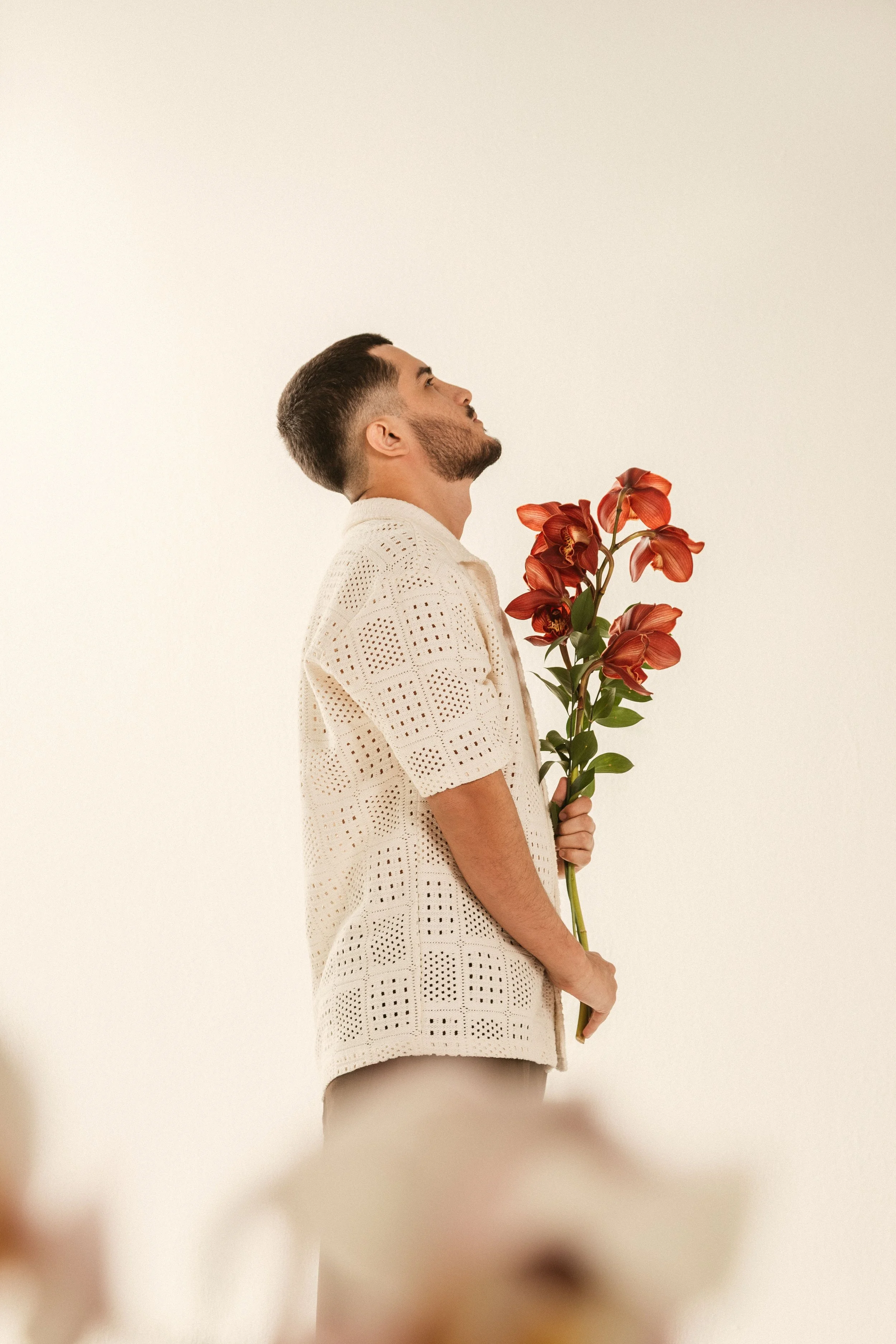 Colombian Singer Laru Explores Self-Belief and Resilience on “Contra el río”