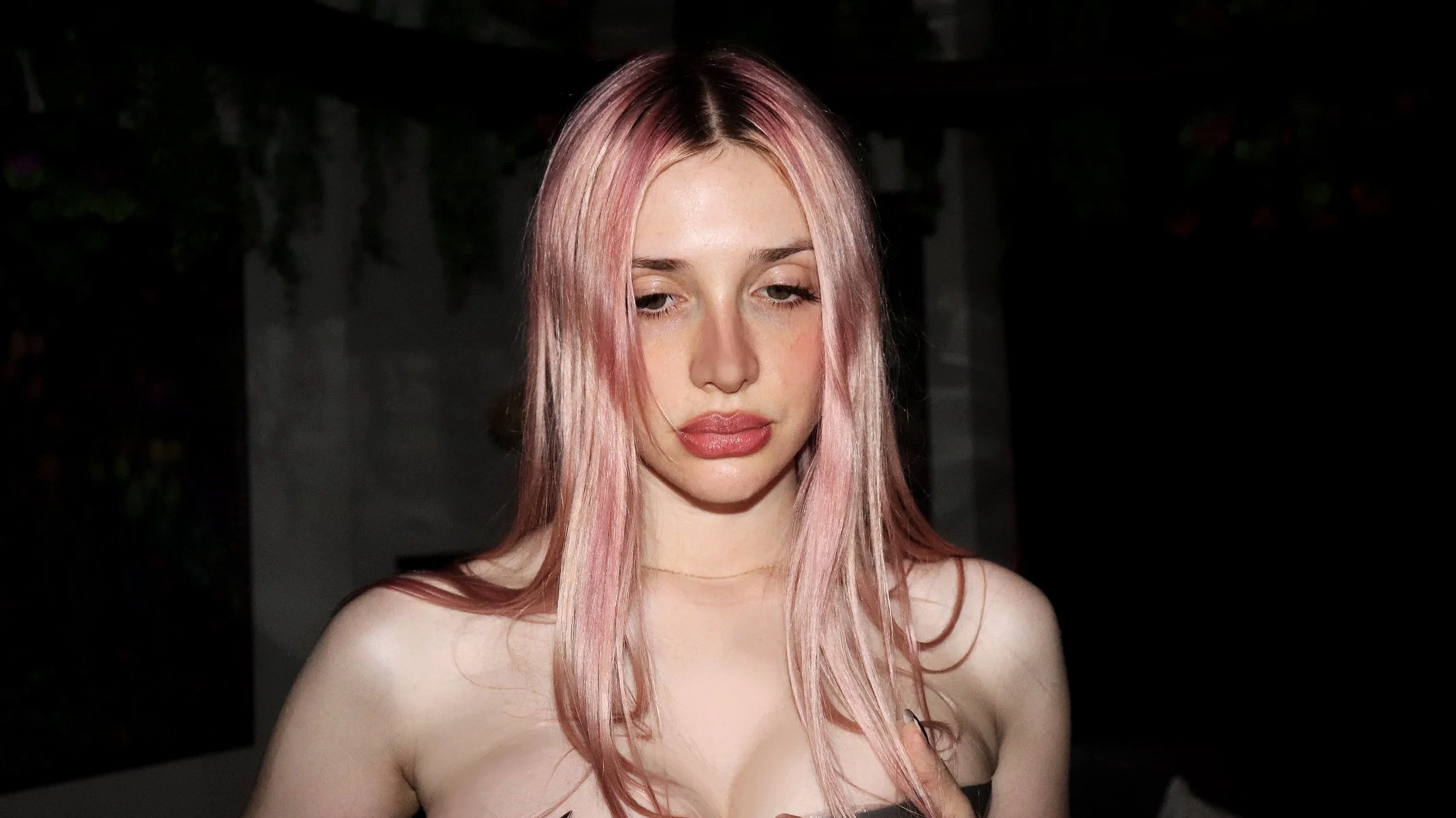 British Singer-Producer izzi Turns Discomfort into Alt Pop Art on “Make Me Watch”