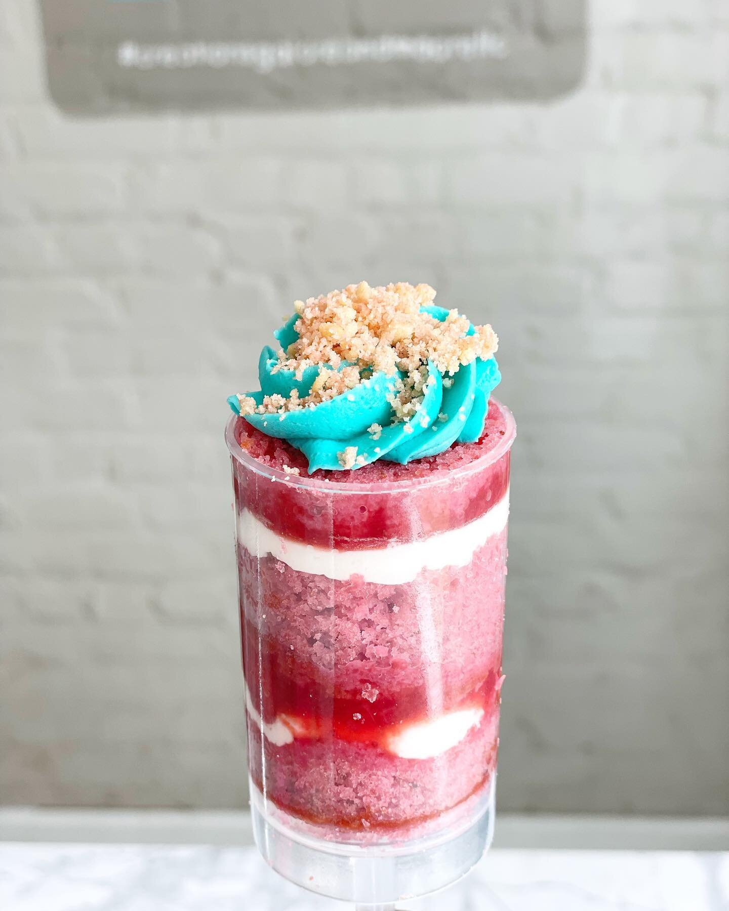 Strawberry Shortcake Push Pops! Beautifully layered strawberry cake, pur&eacute;e, vanilla buttercream with a crunch topping. My goodness!! 😋
.
.

.
📣Did you know we have a beautiful event space? 
📣 Did you know we host cake decorating classes?

W