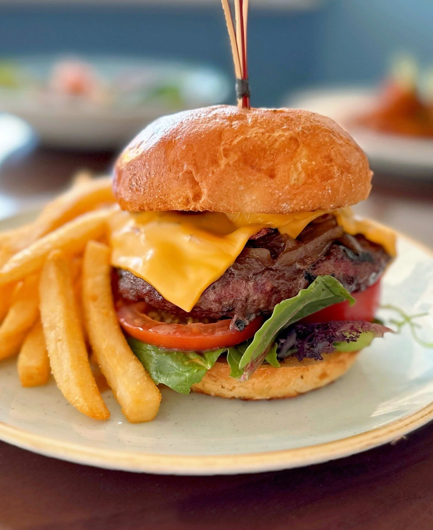 The Blues Point Beef Burger is pub lunch perfection! 🍔🙌🍺 w/lettuce, tomato, caramelised onion, bacon, Swiss cheese &amp; chips 🔥⁠ #thebluespoint #loveyourlocal⁠
⁠🍽️ Full bistro menu available all weekend from 11.30am ⁠
🔗 Head to the link in bio