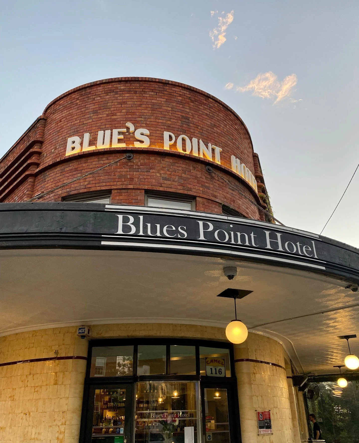 🤔Did you know we have 8 gorgeous rooms upstairs if you're looking for somewhere affordable to stay that's also super convenient? ⁠
Our boutique accommodation ticks all the boxes ✅ Refurbished rooms in beautiful McMahons Point, so close to the harbou