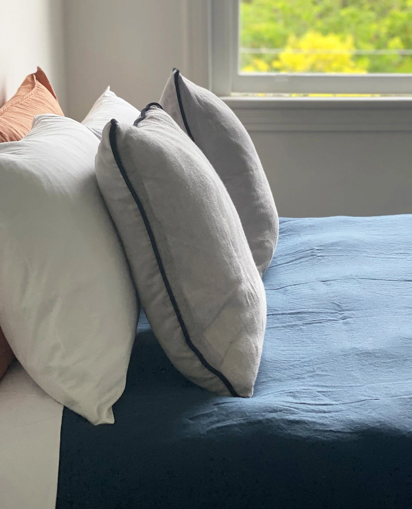 🤔Did you know we have 8 gorgeous rooms upstairs if you're looking for somewhere affordable to stay that's also super convenient? ⁠
Our boutique accommodation ticks all the boxes ✅ Refurbished rooms in beautiful McMahons Point, so close to the harbou